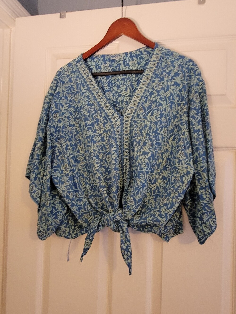 Nostalga Blue  Floral Print Tie Front Blouse Size Large Relaxed Fit Women's Top